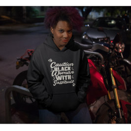 zwarte vrouw met asitude hoodie