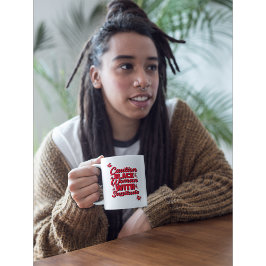 zwarte vrouw met asitude koffiemok