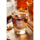 zwarte vrouw met asitude shot glas