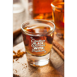 zwarte vrouw met asitude shot glas