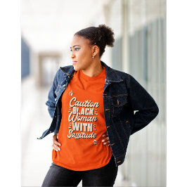 zwarte vrouw met asitude t-shirt