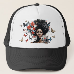 Zwarte vrouw met bloemenafro en vlinders trucker pet