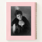 Zwarte vrouw met medaillon notitieboek (Achterkant)