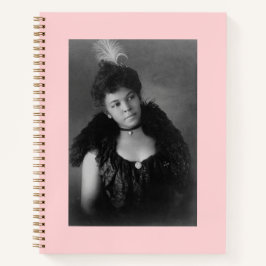 Zwarte vrouw met medaillon notitieboek