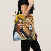 Zwarte vrouw met zonnebloemen en leeuw leeuw tote bag (Dichtbij)