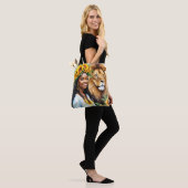 Zwarte vrouw met zonnebloemen en leeuw leeuw tote bag (Op model)