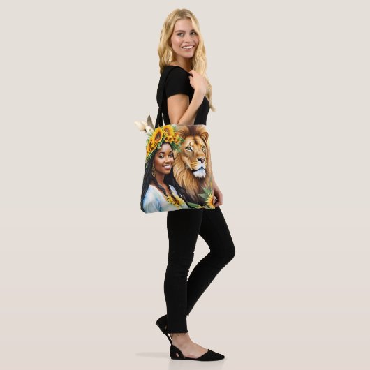 Zwarte vrouw met zonnebloemen en leeuw leeuw tote bag (Op model)