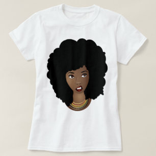 Zwarte vrouw, natuurlijk haar, geïrriteerde expres t-shirt