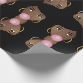 zwarte vrouw, popping roze bublegum cadeaupapier (Hoek)