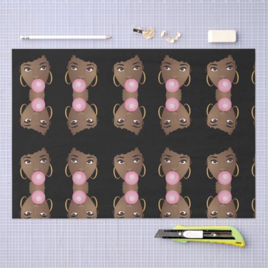 zwarte vrouw, popping roze bublegum tissuepapier