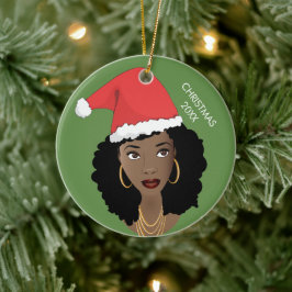 Zwarte vrouw, rode kerstmuts, huidig jaar, groen keramisch ornament