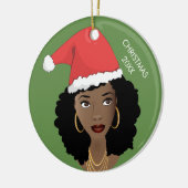 Zwarte vrouw, rode kerstmuts, huidig jaar, groen keramisch ornament (Links)