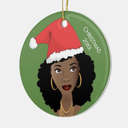 Zwarte vrouw, rode kerstmuts, huidig jaar, groen keramisch ornament (Links)