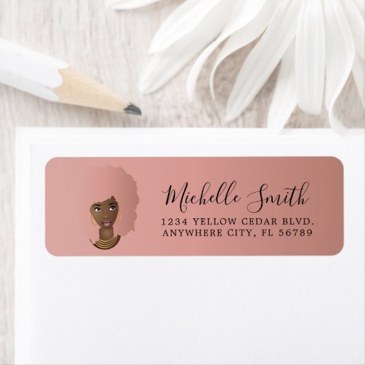 Zwarte vrouw, roze natuurlijke haarafro etiket (Insitu)