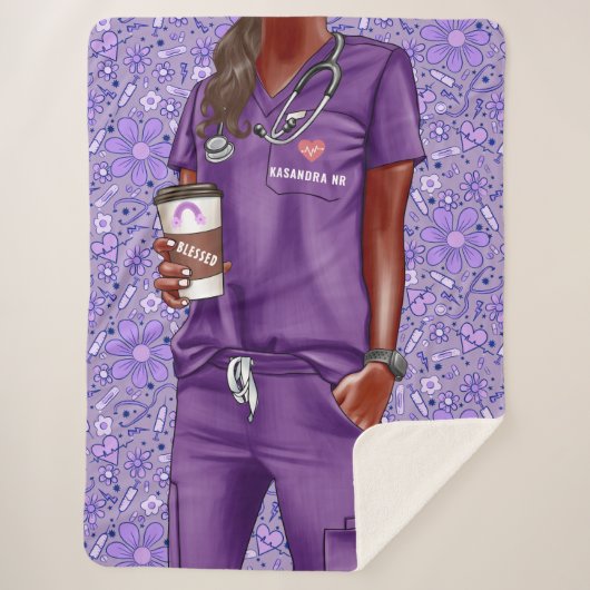 Zwarte vrouw verpleegster Doctor in Paarse Scrubs Sherpa Deken (Voorkant)