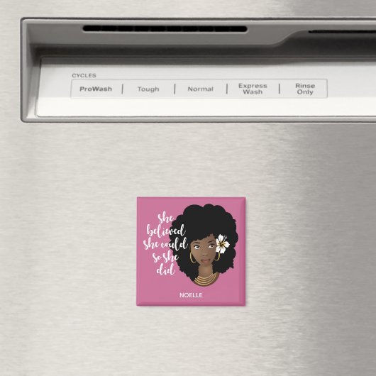 Zwarte vrouw, ze geloofde dat ze kon, bloem, roze magneet (Insitu (Vaatwasser))