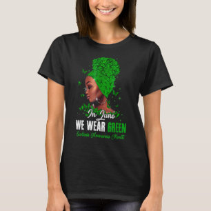 Zwarte vrouwen in juni Draag groene coliose waren T-shirt