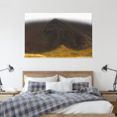 Zwarte vulkanische berg en lage wolken canvas kuns (Insitu (Slaapkamer))