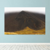 Zwarte vulkanische berg en lage wolken canvas kuns (Insitu (Houten vloer))