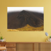 Zwarte vulkanische berg en lage wolken canvas kuns afdruk (Insitu (Woonkamer))