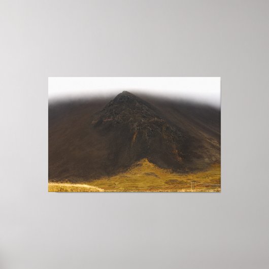 Zwarte vulkanische berg en lage wolken canvas kuns afdruk (Voorkant)