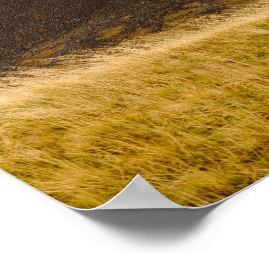 Zwarte vulkanische berg en lage wolken poster (Hoek)