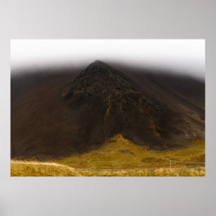 Zwarte vulkanische berg en lage wolken poster