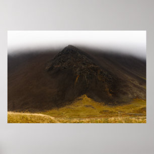 Zwarte vulkanische berg en lage wolken poster
