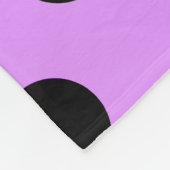 Zwarte wandelpunten op lila fleece deken (Hoek)