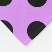 Zwarte wandelpunten op lila fleece deken (Hoek)