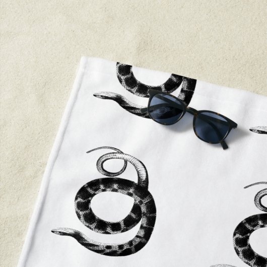 Zwarte waterslang strandlaken (In situ)