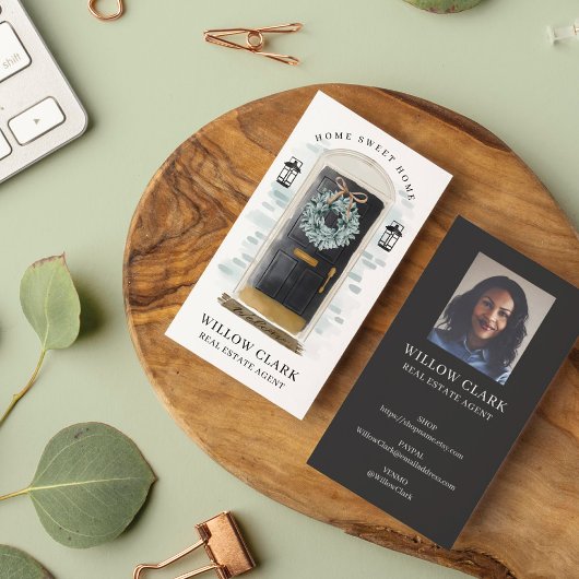 Zwarte Waterverf Voorste deur met Real Estate Visitekaartje