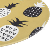 Zwarte, witte ananas, gele achtergrond snijplank (Hoek)