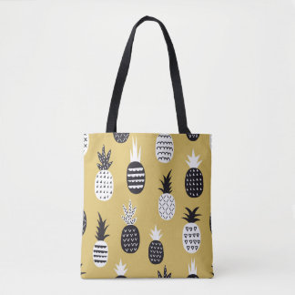 Zwarte, witte ananas, gele achtergrond tote bag