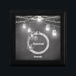 Zwarte witte bruidsbruidster Rustic Wedding Gift B Cadeaudoosje<br><div class="desc">De zwarte witte bruidbruidbruidskaartdoos met Rustic String Lights,  Mason Jars op een achtergrond van Blackboard Chalkboard,  kan worden gebruikt als Bridesmaid giften,  de rustige cadeaudoos voor de sieraden van de barnbruiloft,  de doos van de juwelenkeepslag,  de huwelijksgunsten. Bekijk hieronder ons collectie voor meer producten met dit ontwerp.</div>