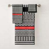 ZWARTE WITTE CHEVRON STRIPES + RODE BAND BAD HANDDOEK (Insitu)