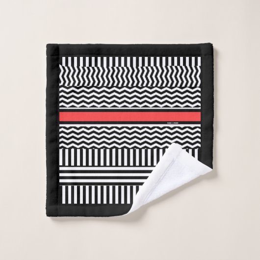 ZWARTE WITTE CHEVRON STRIPES + RODE BAND BAD HANDDOEK (Wasdoekje)