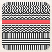 ZWARTE WITTE CHEVRON STRIPES + RODE BAND KARTONNEN ONDERZETTERS (Voorkant)