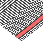 ZWARTE WITTE CHEVRON STRIPES + RODE BAND KORTE TAFELLOPER (Hoek)