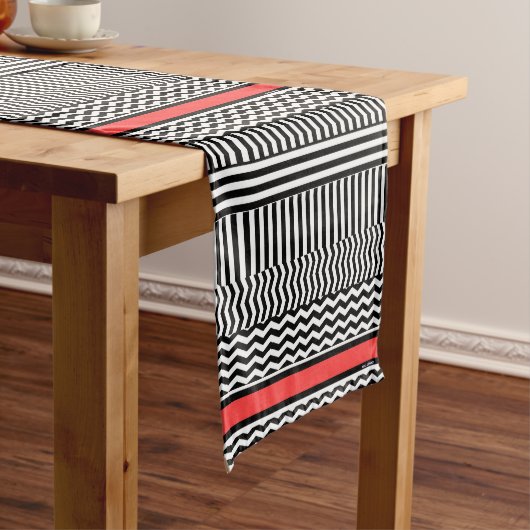ZWARTE WITTE CHEVRON STRIPES + RODE BAND KORTE TAFELLOPER (Voorbeeld)