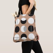 Zwarte, witte cirkels, bruine achtergrond. tote bag (Dichtbij)