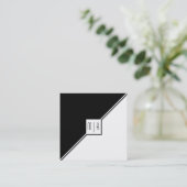Zwarte, witte driehoeken, monogram moderne geometr vierkante visitekaartje (Staand voorkant)