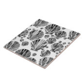 Zwarte, witte en zilvergrijze zee schelpen keramis tegeltje (Zijkant)