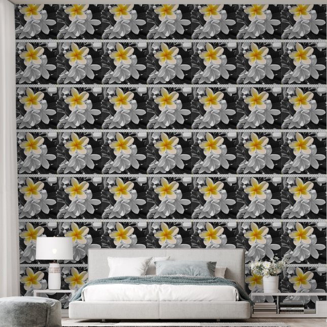 Zwarte witte frangipani met gele Pop, Behang (Slaapkamer)