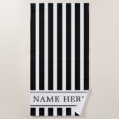 Zwarte-witte gestreepte badhanddoek met naam (Voorkant)