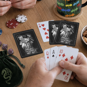 Zwarte Witte Getatoeëerde Drakenvrouw met een Rand Pokerkaarten