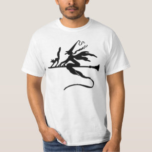 Zwarte witte heks en kat die op Broomstick vliegen T-shirt