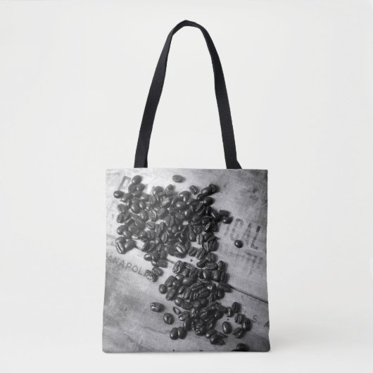 Zwarte & witte koffiebonen op een oude krat tote bag (Voorkant)