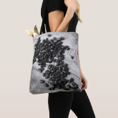 Zwarte & witte koffiebonen op een oude krat tote bag (Dichtbij)