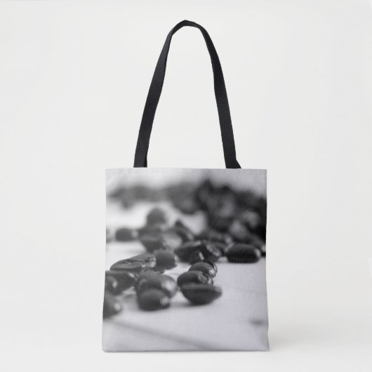 Zwarte & witte koffiebonen verspreid bedrukt tote bag (Voorkant)